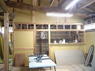 リフォーム中の庫裏の内部　厨房室の境壁