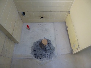 段床を解体・撤去したトイレのリフォーム中