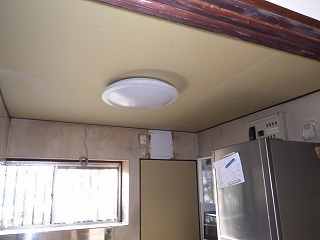 リフォーム中の台所の勝手口と天井