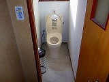 内装を貼り節水便器が付いたリフォーム後のトイレ