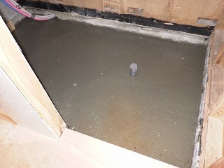 リフォーム中の土間コンクリートを打った浴室