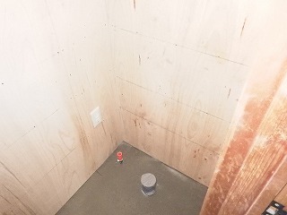 壁にタイル下地を貼ったリフォーム中のトイレ