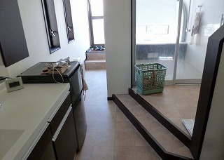 ２階に移設した浴室（右）