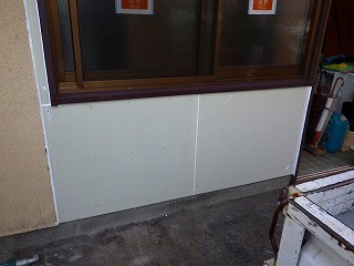修復リフォーム中の玄関の横の壁