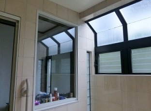リフォーム前の浴室の二つの窓