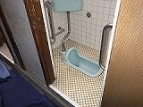 リフォーム前の和式便所と小便室に分かれたトイレ