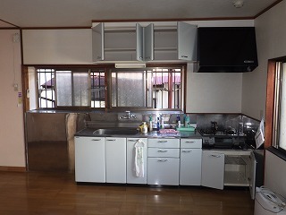 リフォーム前の台所のキッチンセットとステンレス板