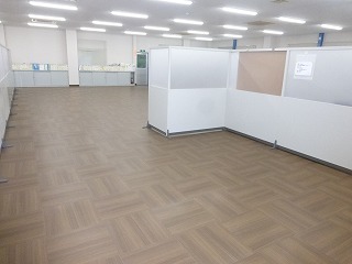 リフォーム後の事務スペースの床