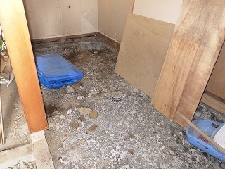 解体したリフォーム中の檀家様トイレ