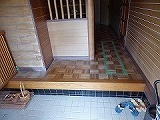 貼り替えリフォーム前の玄関框とホールの床