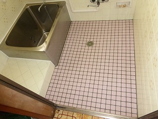 リフォーム後の浴室と床のタイル