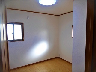 洋室になったリフォーム後の2階のトイレとホール