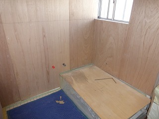 リフォーム中の浴室の壁