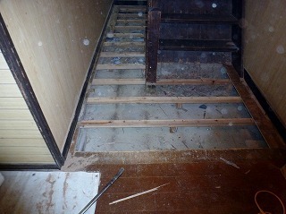 リフォーム中の階段廻りの廊下の床
