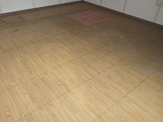 リフォーム中の物置の床のフローリング