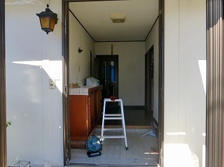 リフォーム中の玄関ドア