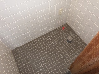 床・壁にタイルを貼ったリフォーム中のトイレ