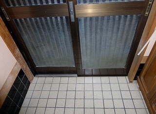 リフォーム前の玄関の内側