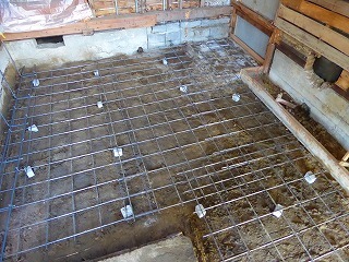 解体して土間コン打設の鉄筋を組んだリフォーム中の台所