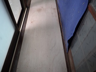 貼り替えリフォーム中の1階の廊下の床