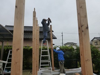 柱の建て方中