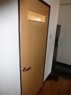 取替えリフォーム後の洗面所のドア