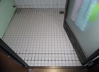 タイルの貼り替えリフォーム前のお風呂の床