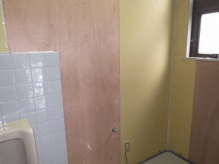 壁を貼ったリフォーム中のトイレ