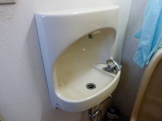 水栓が壊れたトイレの手洗器