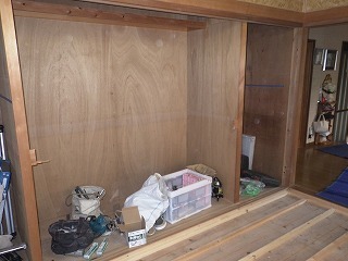 リフォーム中の和室の押入れと床