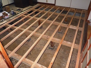 床組をしているリフォーム中の台所の床