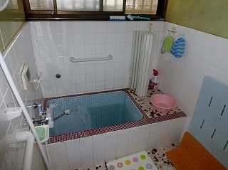 リフォーム前のタイルのお風呂の浴室
