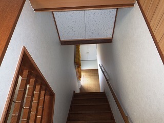 階段の天井の貼り替えリフォーム後