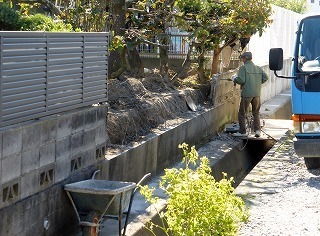 解体リフォーム中のブロック塀