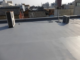 リフォーム後の防水塗装が完成した屋上