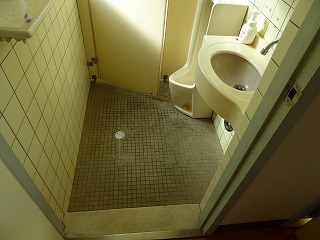 リフォーム前の男子トイレの小便器と手洗器