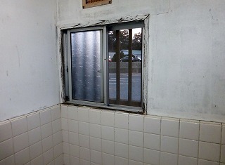 リフォーム前の浴室の窓廻り