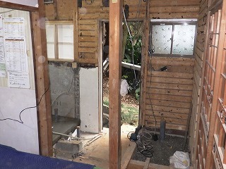 全面解体したリフォーム中の洗面所とトイレ