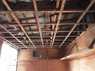 リフォーム中の倉庫の天井