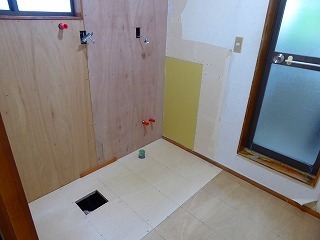配管や配線をやり直したリフォーム中の洗面・洗濯・脱衣所