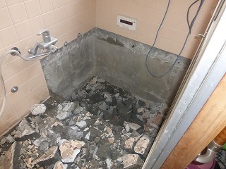 解体リフォーム中の浴室