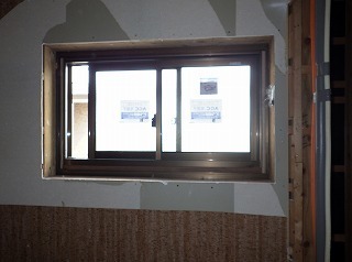 取替えリフォーム中の洗面所の窓
