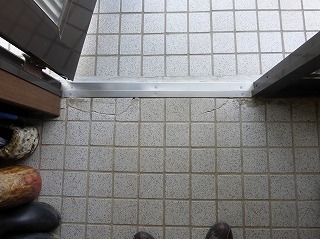 貼り替えリフォーム前の玄関の床タイル