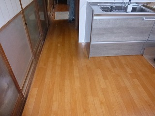 リフォーム後の台所と廊下の床