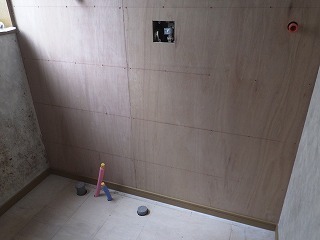 リフォーム中の洗面・洗濯・脱衣所の壁と床
