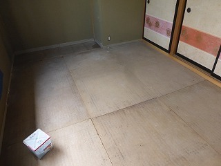 リフォーム中の畳をあげタンス置場の床を解体