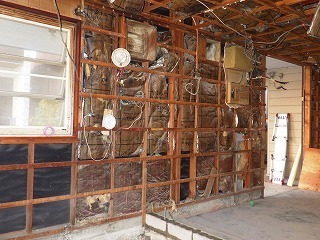 解体リフォーム中の元の厨房室