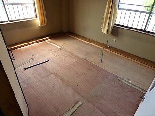 リフォーム中の2階の和室の床