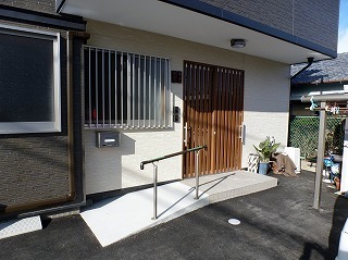 新しく作った玄関とスロープ