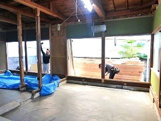 当社の大工がリフォーム中の掃き出し窓